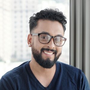handsome-smiling-man-in-glasses-5YVEYDZ-1-1.jpg